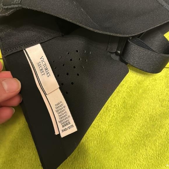 Victoria Secret Underlined No Wire, Air Hole Vents Black Bra Sz 34D - Picture 3 of 4